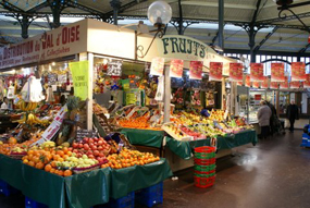 Intérieur du marché couvert de Saint Quentin à Paris - quartier gare de l'Est