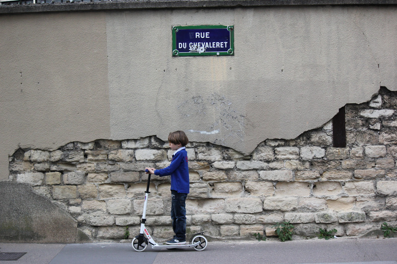 canva-boy,-child,-wall,-scooter,-paris-MAC5GBAw6Bo